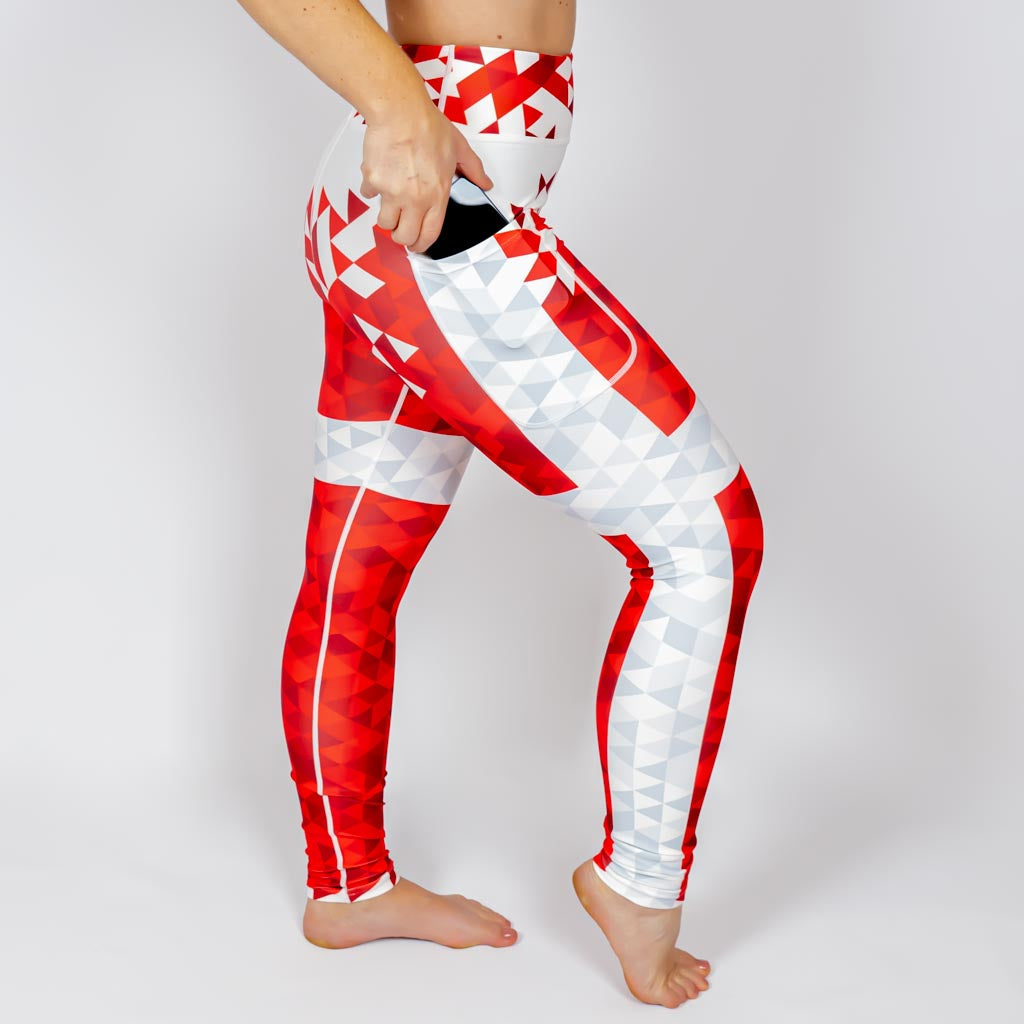 Kvinde i højtaljede mønstrede leggings. Tights har lommer på begge sider. Meget elastiske og squat proof.